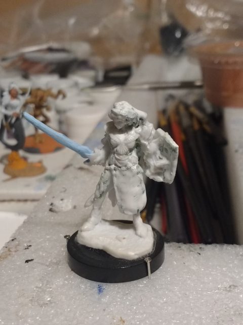 The Aviriel Tellerion miniature from Reaper Bones primed with white gesso.
